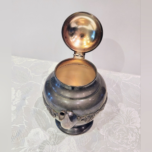 W. Rogers Grape & Vine pattern #1047 silver plated tea pot. W/ bakelite handle - Picture 5 of 12